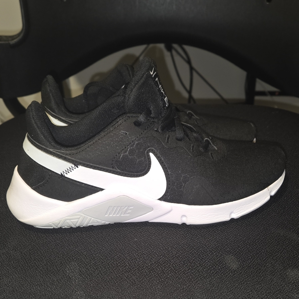 🔥 Nike Legend Essential 2 – Women’s Size 6.5 🔥